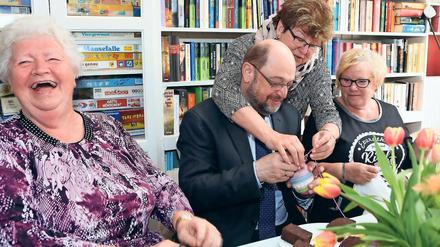 Zur Handarbeit verdonnert. Häkeln gehört nicht zu Martin Schulz’ Leidenschaften. Daran konnte auch eine Teltowerin nichts ändern, die ihm die Fertigkeit am Mittwoch bei seinem Besuch im Mehrgenerationenhaus Teltow nahebringen will.