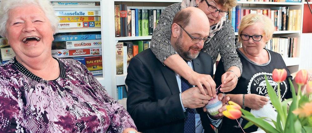 Zur Handarbeit verdonnert. Häkeln gehört nicht zu Martin Schulz’ Leidenschaften. Daran konnte auch eine Teltowerin nichts ändern, die ihm die Fertigkeit am Mittwoch bei seinem Besuch im Mehrgenerationenhaus Teltow nahebringen will.