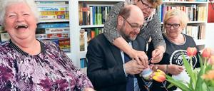Zur Handarbeit verdonnert. Häkeln gehört nicht zu Martin Schulz’ Leidenschaften. Daran konnte auch eine Teltowerin nichts ändern, die ihm die Fertigkeit am Mittwoch bei seinem Besuch im Mehrgenerationenhaus Teltow nahebringen will.