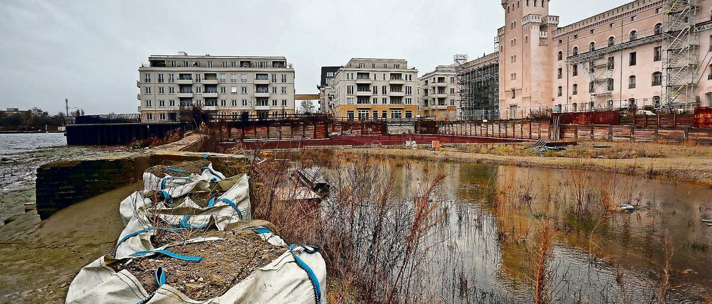 Der Bauträger der geplanten Tiefgarage in der südlichen Speicherstadt ist insolvent - aus der Baustelle ist mittlerweile eine Bauruine geworden.