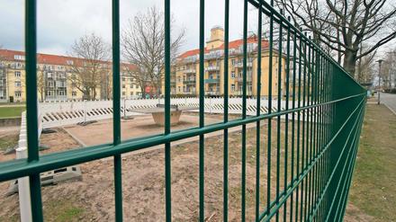 Umstritten. Der neue Zaun vor dem Wohnkarree an der Kirschallee.