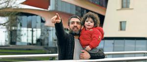 „Schau mal!“ Der zweieinhalbjährige Allith entdeckt die Welt, wie hier mit seinem Vater Amin am Tiefen See. Im Hintergrund ist das Hans Otto Theater zu sehen, wo Amin zurzeit auf der Bühne zu sehen ist.