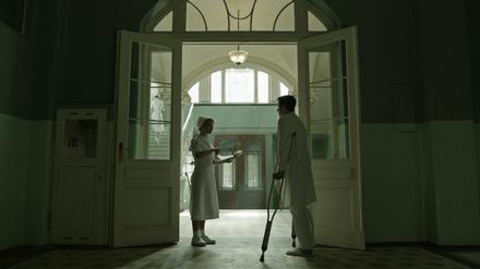 Für den Thriller "A Cure for Wellness" sanierten die Babelsberger Kulissenbauer Teile der Beelitzer Heilstätten filmreif.