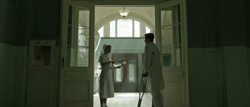 Für den Thriller "A Cure for Wellness" sanierten die Babelsberger Kulissenbauer Teile der Beelitzer Heilstätten filmreif.