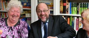 SPD-Kanzlerkandidat Martin Schulz besucht das Mehrgenerationenhauses in Teltow (Potsdam-Mittelmark) und lacht mit älteren Damen eines Häkelkreises.