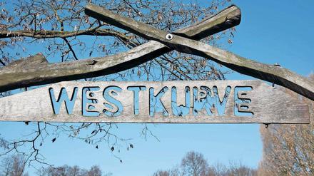 Diskussion ohne Ende. Seit Jahren ist die Sanierung der Sport- und Freizeitanlage „Westkurve“ an der Hans-Sachs-Straße beschlossene Sache. Doch passiert ist bisher nichts. Nun soll die Sanierungsbeginn im Sommer beginnen. Der Fall steht auch exemplarisch für die Debatte über zu wenige Sportplätze in Potsdam.