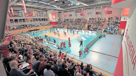 Die große Party blieb aus. Rund 1500 Zuschauer pilgerten am Montagabend in die MBS-Arena. Am Ende jubelte die kleine Fangruppe aus Wiesbaden über den Einzug ins Halbfinale, während auf Potsdamer Seite angesichts des fünften frühzeitigen Playoff-Ausscheidens Enttäuschung herrschte.