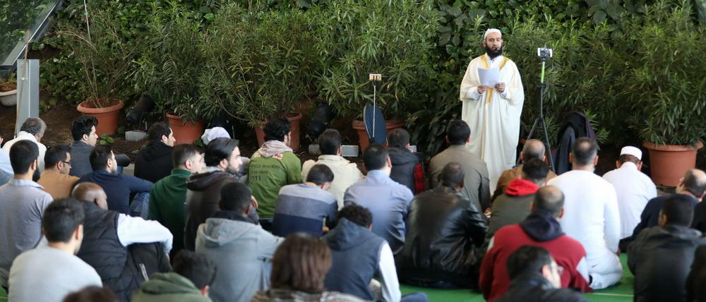 Der ARD-Journalist Constantin Schreiber hat an einem Freitagsgebet der Muslime in Potsdam teilgenommen und war erstaunt, dass es in der Predigt ganz klar um Abschottung und Missionierung ging.