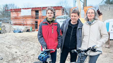 Gemeinschaft am Birkenwäldchen. Linus und seine Eltern Friedrich Thomas und Meike Jacobi (v.l.) vor dem Rohbau für das Wohnprojekt. Anfang 2018 soll das Haus fertig sein.