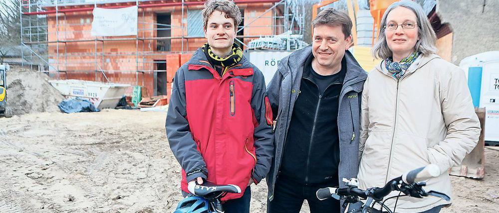 Gemeinschaft am Birkenwäldchen. Linus und seine Eltern Friedrich Thomas und Meike Jacobi (v.l.) vor dem Rohbau für das Wohnprojekt. Anfang 2018 soll das Haus fertig sein.