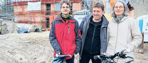 Gemeinschaft am Birkenwäldchen. Linus und seine Eltern Friedrich Thomas und Meike Jacobi (v.l.) vor dem Rohbau für das Wohnprojekt. Anfang 2018 soll das Haus fertig sein.