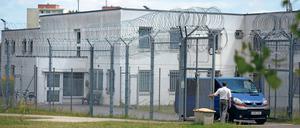 Vorerst geschlossen. Die Mängelliste zur Abschiebehaftanstalt in Eisenhüttenstadt ist lang. Unter anderem kritisieren die Unfallkasse Brandenburg und das Landesamt für Arbeitsschutz, dass automatische Brandmelder und eine Brandmeldeanlage fehlen. Nun müssen kurzfristig Alternativen gefunden werden.