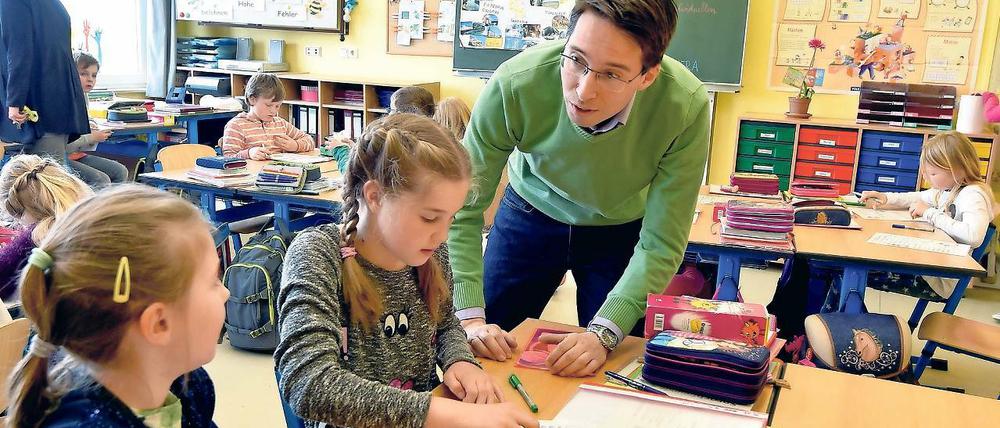 Individuell. Dass in der 3a der Potsdamer Regenbogen-Grundschule Kinder mit speziellem Förderbedarf unterrichtet werden, sei in der Klasse kein Thema, so Lehrer Hanno Schadach. Ohnehin habe jedes Kind einen individuellen Lernplan.