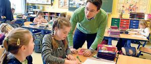 Individuell. Dass in der 3a der Potsdamer Regenbogen-Grundschule Kinder mit speziellem Förderbedarf unterrichtet werden, sei in der Klasse kein Thema, so Lehrer Hanno Schadach. Ohnehin habe jedes Kind einen individuellen Lernplan.