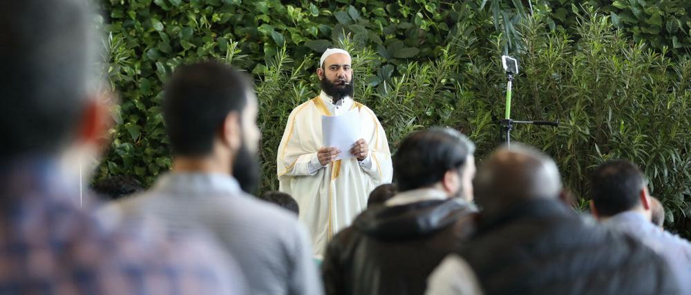 Am vergangenen Freitag kamen wieder einige Hundert Muslime zum Freitagsgebet in die Orangerie der Biosphäre Potsdam.