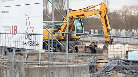 Während die Bauarbeiten auf der Großbaustelle ruhen, wird hinter den Kulissen an einem neuen Konzept für das mittlerweile recht kostspielig gewordene Projekt gearbeitet. Der renommierte Stadtplaner und Architekt Heiner Haass soll Teltow vor einer Investitionsruine retten.