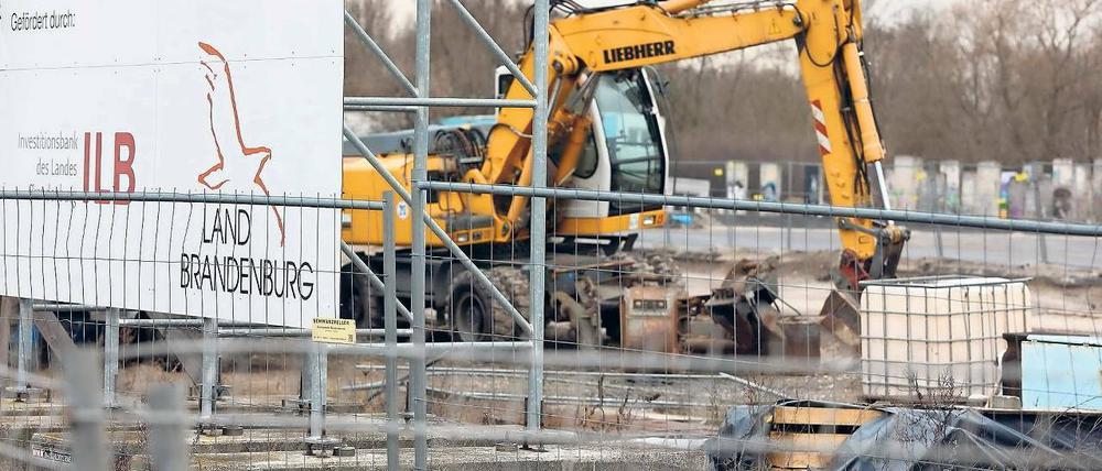 Während die Bauarbeiten auf der Großbaustelle ruhen, wird hinter den Kulissen an einem neuen Konzept für das mittlerweile recht kostspielig gewordene Projekt gearbeitet. Der renommierte Stadtplaner und Architekt Heiner Haass soll Teltow vor einer Investitionsruine retten.