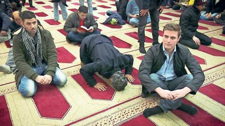 Inside Islam. Constantin Schreiber (r.) moderiert für ARD-aktuell. Im vergangenen Jahr hat er sich in fast 20 Moscheen die Freitagspredigten angehört und mit Imamen und Gläubigen gesprochen. Daraus sind ein Buch und „der moscheereport“ entstanden, der am Montag um 21.15 Uhr auf tagesschau24 startet.