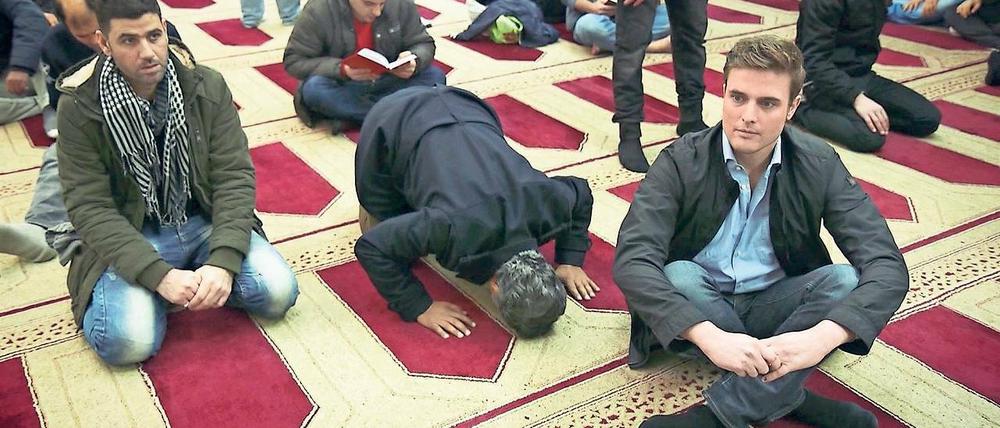 Inside Islam. Constantin Schreiber (r.) moderiert für ARD-aktuell. Im vergangenen Jahr hat er sich in fast 20 Moscheen die Freitagspredigten angehört und mit Imamen und Gläubigen gesprochen. Daraus sind ein Buch und „der moscheereport“ entstanden, der am Montag um 21.15 Uhr auf tagesschau24 startet.