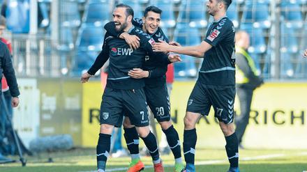 Sie machten ein super Spiel. Torschütze Bilal Cubukcu (l.) freut sich mit Urgtan Cepni (M.) und Erdal Akdari über die 1:0-Führung. Der Spielmacher und die beiden Abwehrspieler boten gegen Tabellenführer Carl Zeiss Jena eine der besten Saisonleistungen.