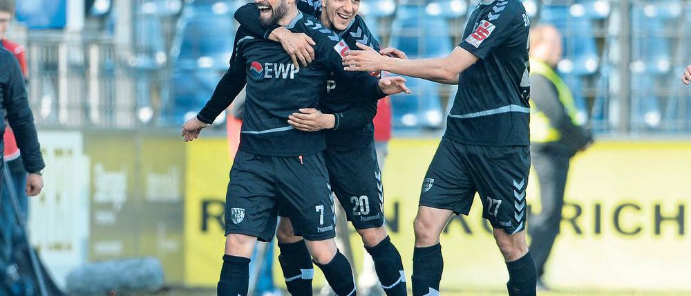 Sie machten ein super Spiel. Torschütze Bilal Cubukcu (l.) freut sich mit Urgtan Cepni (M.) und Erdal Akdari über die 1:0-Führung. Der Spielmacher und die beiden Abwehrspieler boten gegen Tabellenführer Carl Zeiss Jena eine der besten Saisonleistungen.
