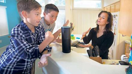 Neue Zeiten. Einige Kinder sollen sich bereits lieber mit dem Digital-Butler Echo von Amazon als mit den Eltern unterhalten, weil von den Sprachassistenten keine Zurechtweisungen und kein Widerspruch zu befürchten sind.