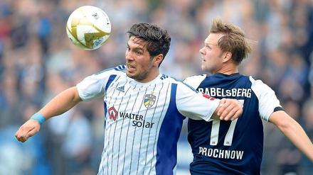 So war es damals. Andis Shala kämpfte vor drei Jahren noch gegen den damaligen SVB-Abwehrchef Julian Prochnow und schoss für Jena das 1:0-Siegtor. Heute stürmt Shala für den SVB.