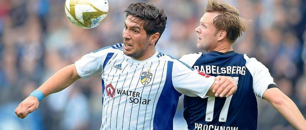 So war es damals. Andis Shala kämpfte vor drei Jahren noch gegen den damaligen SVB-Abwehrchef Julian Prochnow und schoss für Jena das 1:0-Siegtor. Heute stürmt Shala für den SVB.