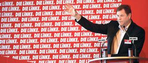 Auf hoher See. Während eines Landesparteitages der Linken im Potsdamer Kongresshotel am Sonntag setzte Landesvorsitzender Christian Görke alles daran, zu beweisen, dass er kein politischer „Leichtmatrose“ ist. So hatte ihn Innenminister Karl-Heinz Schröter vor einem Jahr genannt.
