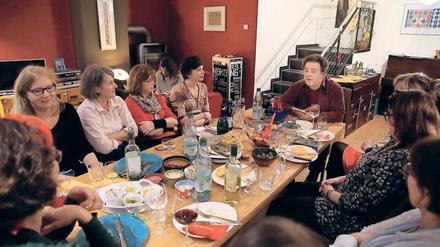 Lesung am Esstisch. Am Mittwoch war der Autor Raimon Weber zu Gast bei einem privaten Buchklub in Potsdam Babelsberg. Am reichlich gedeckten Tisch erzählte er den Frauen ausgelassen von seiner Schriftstellerei und seinen ungewöhnlichen Recherchemethoden.