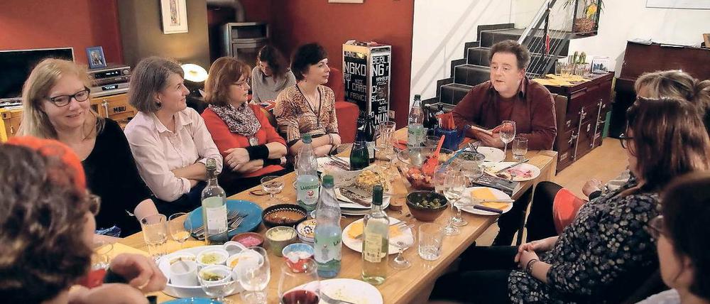 Lesung am Esstisch. Am Mittwoch war der Autor Raimon Weber zu Gast bei einem privaten Buchklub in Potsdam Babelsberg. Am reichlich gedeckten Tisch erzählte er den Frauen ausgelassen von seiner Schriftstellerei und seinen ungewöhnlichen Recherchemethoden.