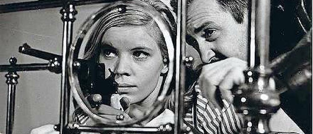 Mit Schuss. Heidemarie Wenzel und Rolf Ludwig in „Abschied“.
