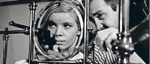 Mit Schuss. Heidemarie Wenzel und Rolf Ludwig in „Abschied“.