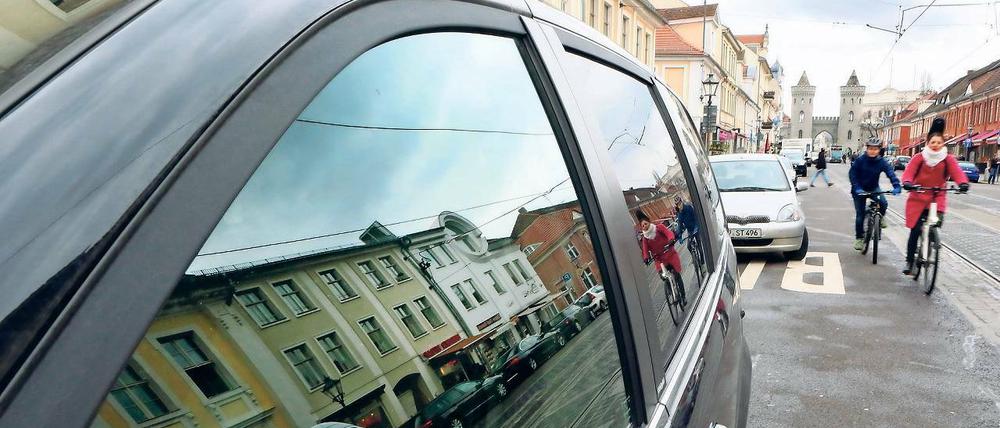 Parken oder nicht? Noch dürfen in der Friedrich-Ebert-Straße Autos abgestellt werden. Ob das so bleibt, soll noch in diesem Jahr in einer Planungswerkstatt entschieden werden.