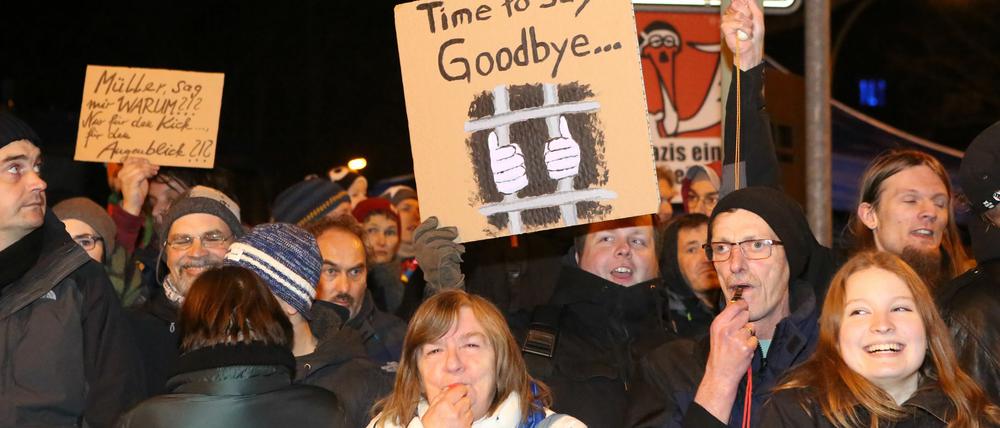 Hunderte Potsdamer demonstrierten im Februar 2016 gegen die siebte Pogida-Kundgebung. Ein Beamter wurde am Abend von einem Pogida-Gegner beleidigt und getreten.