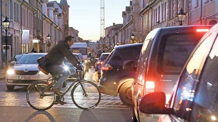  Viele Autofahrer nutzen die Gutenbergstraße als Schleichweg durch die Potsdamer Innenstadt. 