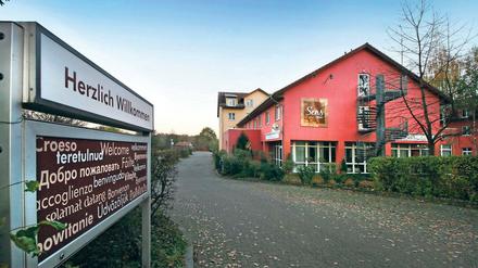 Ende absehbar. Erst wurde festgestellt, dass der Vorbesitzer eine nicht genehmigte Brandschutzanlage eingebaut hatte, dann wurde eine neue Heizungsanlage fällig. Nun sollen voraussichtlich Anfang Juni die ersten Flüchtlinge in das ehemalige Sens Convent Hotel in Michendorf einziehen.
