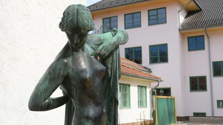 Seit 1996 steht Kleinmachnows Lokalheilige Phryne (l.) auf dem Schulhof der Eigenherd-Schule. Sie sollte eigentlich eingeschmolzen werden.