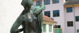 Seit 1996 steht Kleinmachnows Lokalheilige Phryne (l.) auf dem Schulhof der Eigenherd-Schule. Sie sollte eigentlich eingeschmolzen werden.