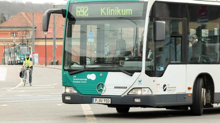 Der Nahverkehr müsste gestärkt werden. Dann steigen entnervte Autofahrer angesichts der zahlreichen Großbaustellen tatsächlich um.