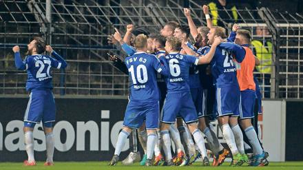 Verlängerung nach dem Schlussjubel. Vor ihrem kaum gefüllten Fanblock bejubelten die Luckenwalder Spieler den Pokalspiel-Sieg gegen den SV Babelsberg 03. Inzwischen streiten sich die Vereine über die Kosten und Einnahmen des Spiels.