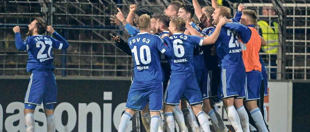 Verlängerung nach dem Schlussjubel. Vor ihrem kaum gefüllten Fanblock bejubelten die Luckenwalder Spieler den Pokalspiel-Sieg gegen den SV Babelsberg 03. Inzwischen streiten sich die Vereine über die Kosten und Einnahmen des Spiels.