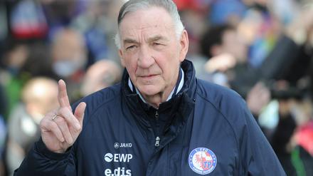 Potsdams ehemaliger Trainer Bernd Schröder, hier bei einem Spiel in Frankfurt/Main im April 2015.