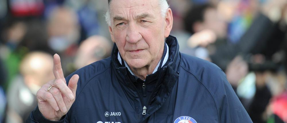 Potsdams ehemaliger Trainer Bernd Schröder, hier bei einem Spiel in Frankfurt/Main im April 2015.