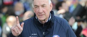 Potsdams ehemaliger Trainer Bernd Schröder, hier bei einem Spiel in Frankfurt/Main im April 2015.