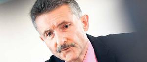 Warnt vor den Rändern. Innenminister Karl-Heinz Schröter.