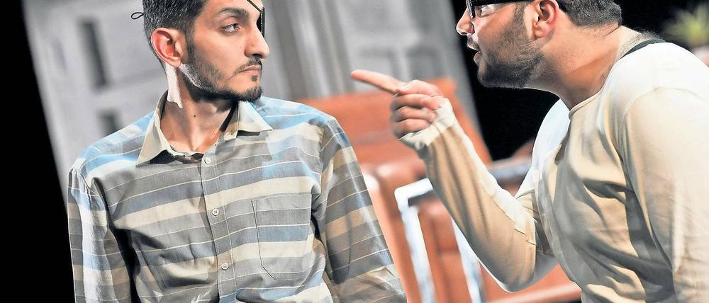 Mittendrin. Zwischen den Brüdern Alaa Al Haidar und Jalal Mando (r.) liegen Welten, die beide nicht überbrücken können.