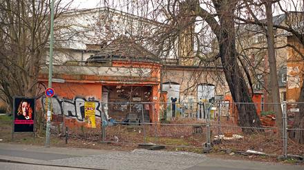 Das Kino "Charlott" am Bahnhof Charlottenhof steht seit Jahren leer.