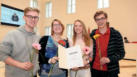 Ausgezeichnet. Felix Hertneck, Lina Strutzke, Julia Radau und Ferdinand von Fritsch (v.l.) belegten den ersten Platz mit ihrer Schülerzeitung „tornowgraph“.