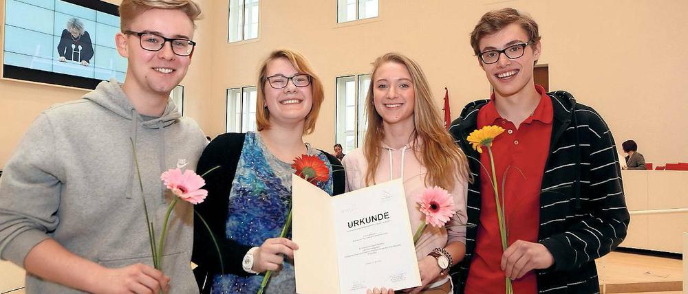 Ausgezeichnet. Felix Hertneck, Lina Strutzke, Julia Radau und Ferdinand von Fritsch (v.l.) belegten den ersten Platz mit ihrer Schülerzeitung „tornowgraph“.